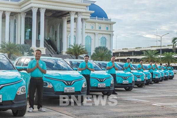 Mới chạy thử nghiệm, taxi điện Xanh SM của Việt Nam ghi điểm tại Lào