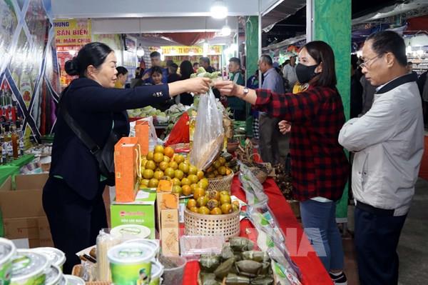 Gần 200 gian hàng tại Hội chợ giao lưu thương mại Lạng Sơn năm 2023