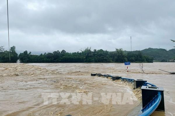 Mưa lớn gây ngập cục bộ, sạt lở chia cắt nhiều tuyến đường tại Quảng Ngãi