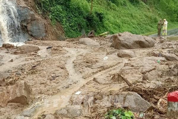 Quảng Ngãi sạt lở trên đèo Violak khiến giao thông trên quốc lộ 24 bị chia cắt