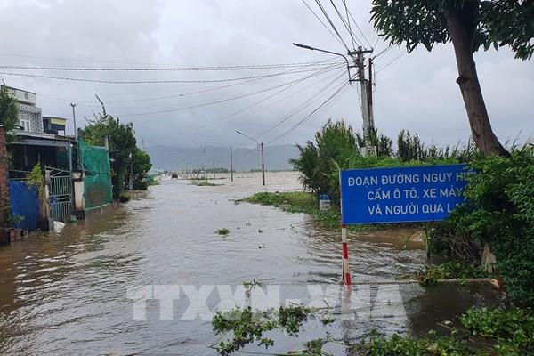 Mưa lũ gây ngập lụt, chia cắt giao thông tại Bình Định, học sinh phải nghỉ học