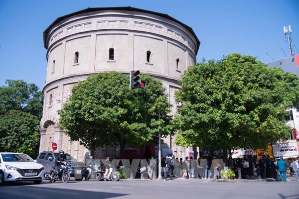 Du khách xếp hàng khám phá Tháp nước Hàng Đậu 