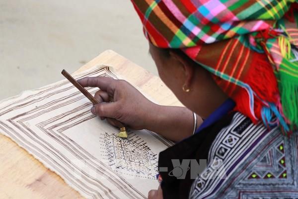 Nghệ thuật vẽ hoa văn bằng sáp ong của người Mông