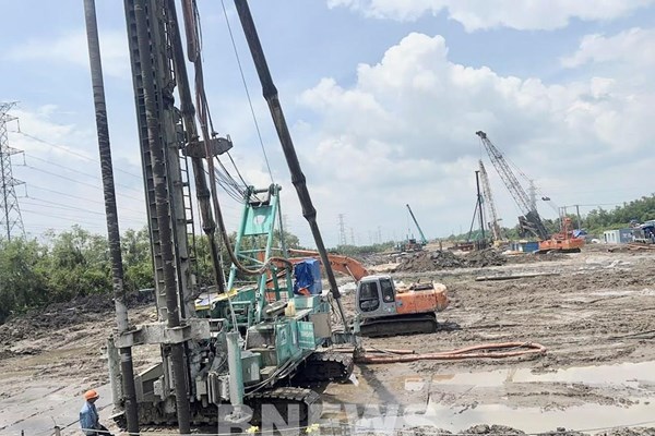 Sau hơn 3 năm “ngủ đông”, công trường cao tốc Bến Lức - Long Thành sôi động trở lại