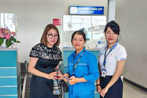 Nhân viên sân bay trả lại viên kim cương trị giá 550 triệu đồng cho khách đánh rơi