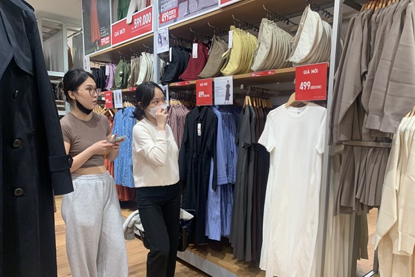 Công ty mẹ của Uniqlo tiếp tục “ăn nên làm ra”