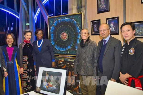 Đoàn Việt Nam nhận Giải thưởng Diễn đàn Kinh tế Pháp ngữ