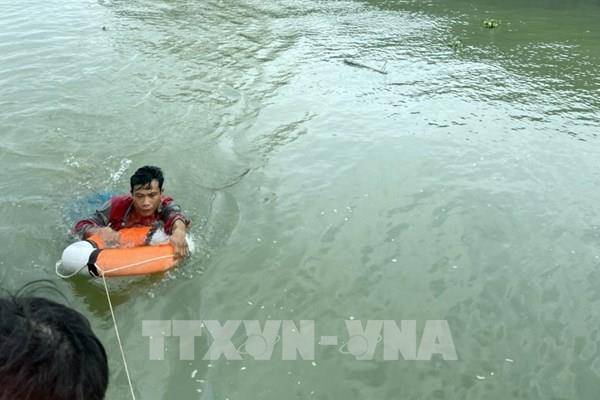 Cứu hộ một người bị trôi trên sông Soài Rạp