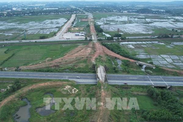 Nút giao Dung Quất - Trì Bình vào cao tốc Đà Nẵng - Quảng Ngãi vẫn “đắp chiếu”