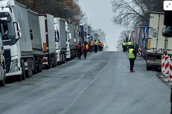 Tài xế xe tải Ba Lan phong tỏa hoàn toàn cửa khẩu thứ tư với Ukraine