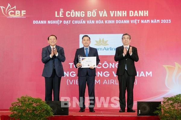 Vietnam Airlines được vinh danh “Doanh nghiệp đạt chuẩn Văn hoá kinh doanh Việt Nam” 