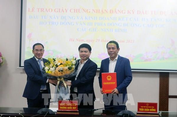 Hà Nam trao giấy chứng nhận đầu tư dự án khu công nghiệp hơn 2.300 tỷ đồng