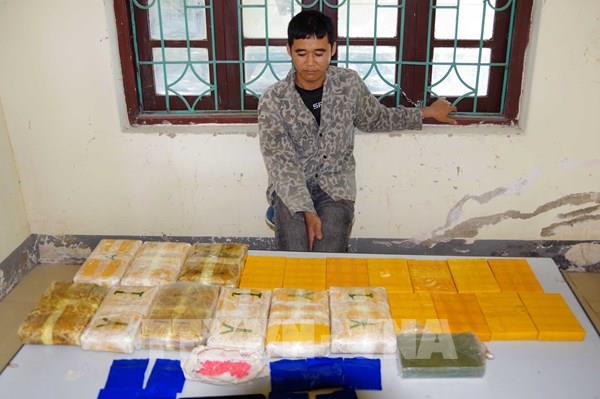 Bắt giữ đối tượng vận chuyển số lượng lớn heroin và ma túy tổng hợp