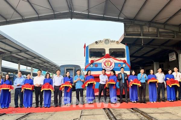Đường sắt khai trương đoàn tàu tuyên truyền Đại hội XIII Công đoàn Việt Nam