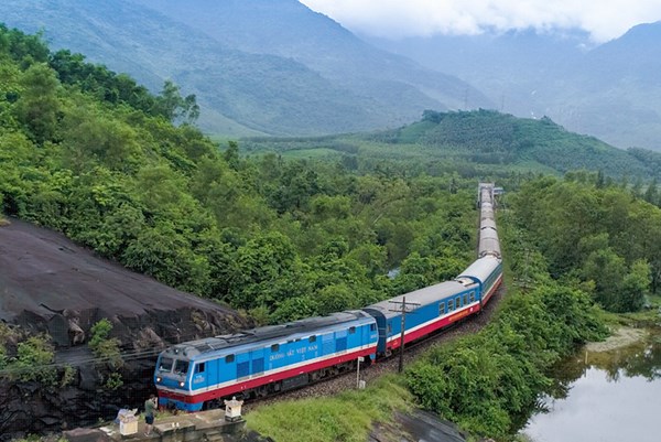 Giá máy bay chưa "hạ nhiệt", ngành đường sắt tìm cơ hội "hút" khách
