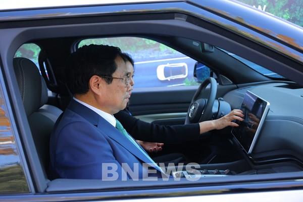 Thủ tướng Phạm Minh Chính thăm gian trưng bày VinFast tại COP28