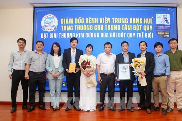 Bệnh viện Trung ương Huế nhận giải kim cương từ Hội Đột quỵ thế giới