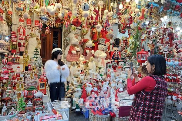 Không khí Giáng sinh tràn ngập phố Hàng Mã