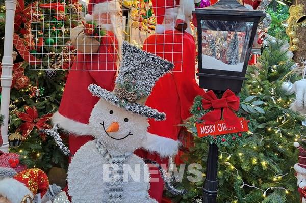 Thị trường đồ trang trí Giáng sinh 2024 có gì mới?