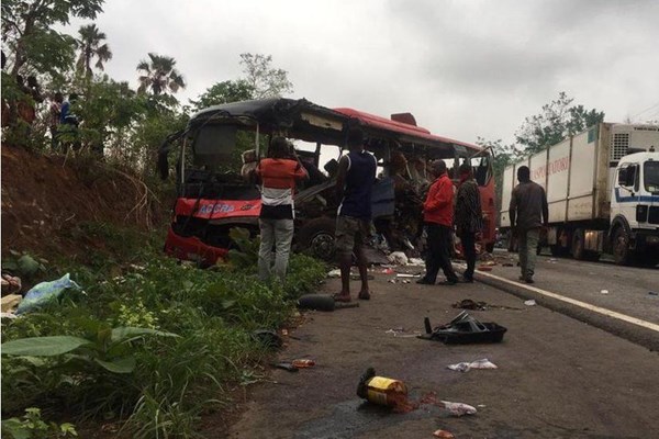 Hơn 50 người trên xe lao xuống vực tại Philippines