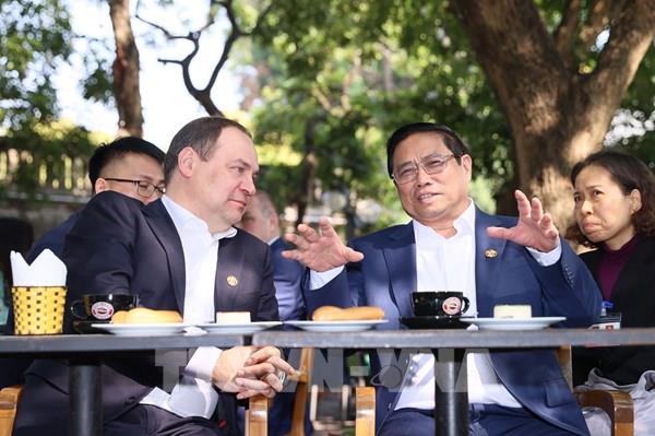 Thủ tướng Phạm Minh Chính và Thủ tướng Belarus tham quan Cột Cờ Hà Nội, thưởng thức cà phê Việt Nam