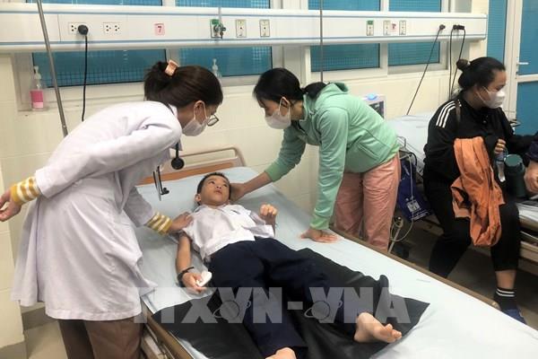 20 học sinh nghi ngộ độc thực phẩm vì ăn đồ lạ ở cổng trường