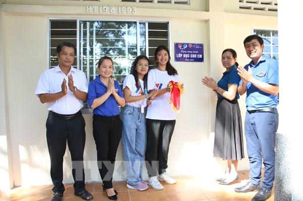 Sinh viên Singapore chung tay làm mới phòng học tại Bến Tre