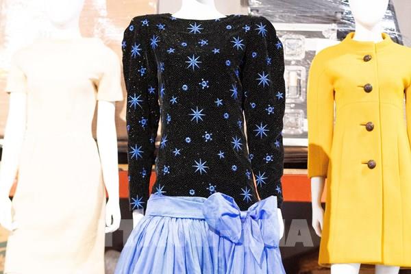 Váy của cố Công nương Diana lập kỷ lục đấu giá 1,1 triệu USD