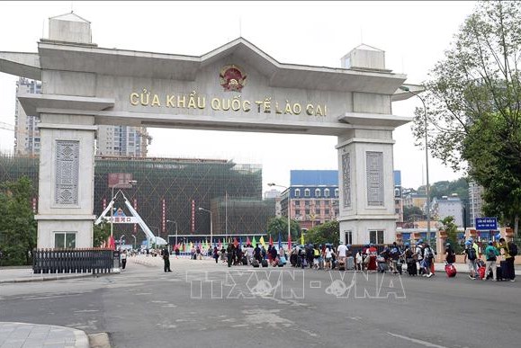 Cửa khẩu Quốc tế Lào Cai sôi động dịp cuối năm