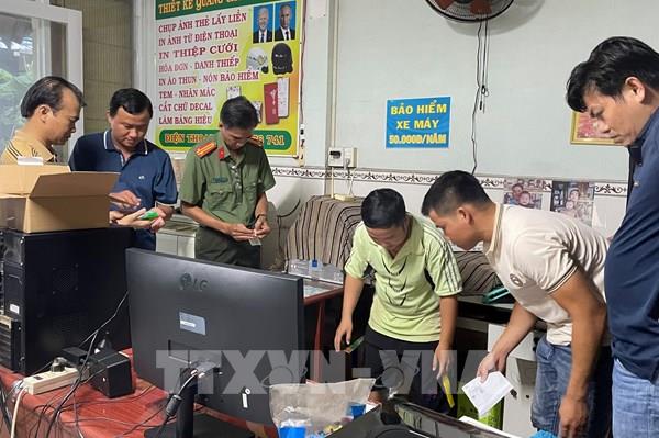 Làm giả trên 800 giấy tờ, thu lợi bất chính hơn 1 tỷ đồng