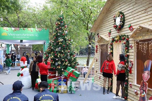 Vietnam Airlines Festa mang không khí Giáng Sinh tràn ngập phố đi bộ