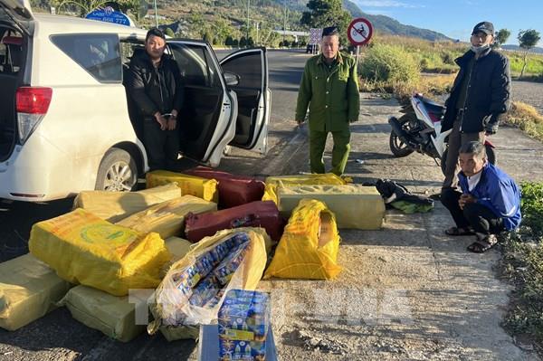 Bắt giữ hai đối tượng vận chuyển trái phép gần 450kg pháo nổ