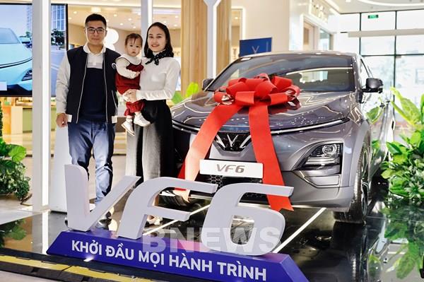 VinFast bàn giao lô xe VF 6 đầu tiên cho khách hàng