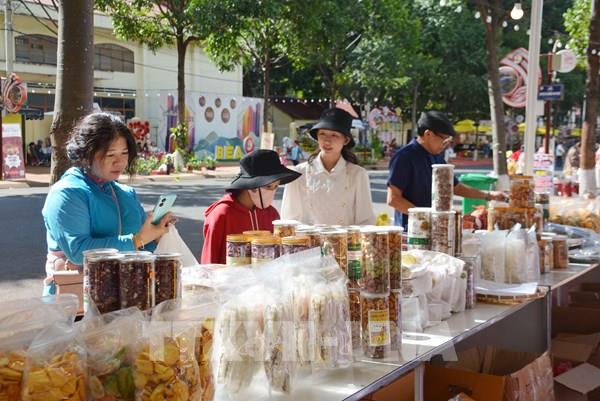 Chợ phiên @ Buôn Ma Thuột thu hút du khách