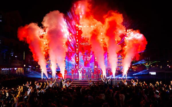 Gần 900 nghìn người đổ về “Vũ trụ Vin” countdown đón năm mới 