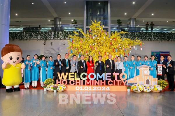 Vietnam Airlines đón những vị khách đầu tiên năm 2024