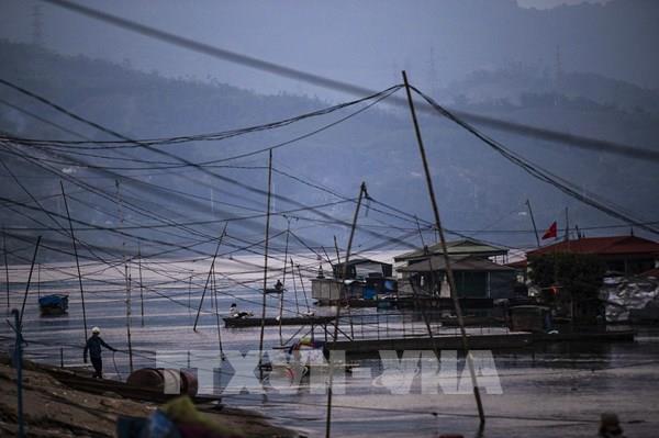 Chằng chịt hệ thống lưới điện nơi làng vạn chài dưới chân cầu Hòa Bình 3