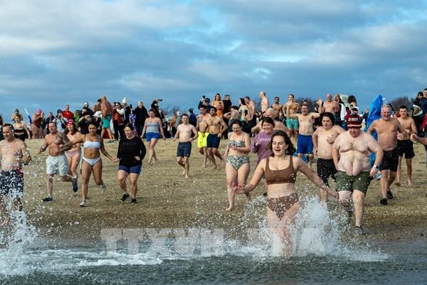 Người dân Mỹ hòa mình trong nước lạnh đón năm mới