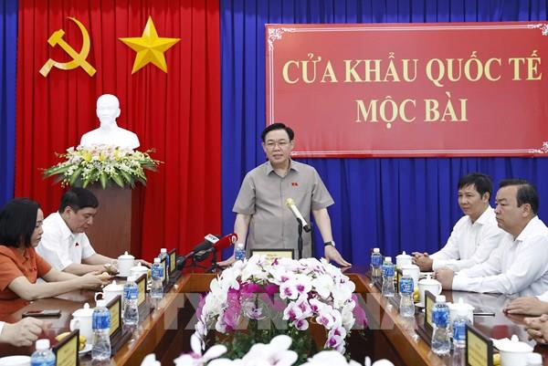 Chủ tịch Quốc hội Vương Đình Huệ thăm, làm việc tại Cửa khẩu Quốc tế Mộc Bài