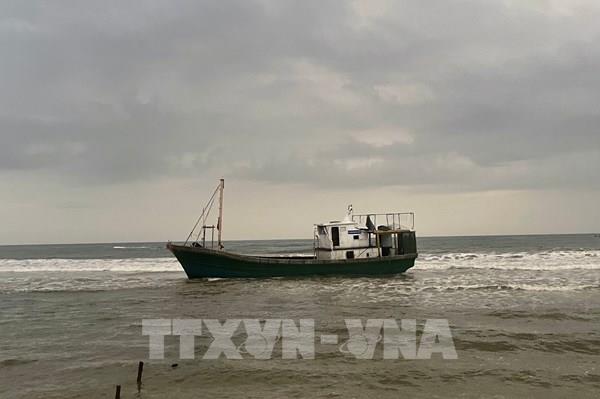 Phát hiện tàu không có người, trôi dạt vào bờ biển Quảng Trị
