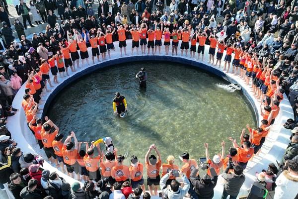 Rộn ràng mùa lễ hội câu cá hồi trên băng ở Hàn Quốc