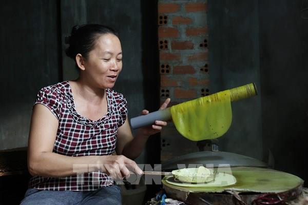 Làng nghề bánh tráng "chạy" đơn hàng Tết