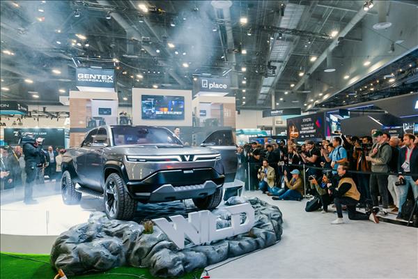 Khách quốc tế ấn tượng với dàn xe điện thông minh của VinFast tại CES 2024