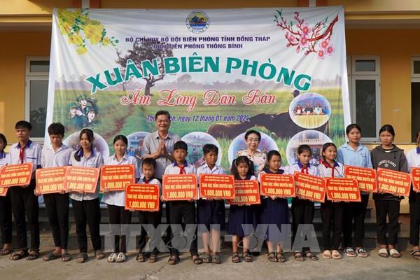 Học bổng “Học không bao giờ cùng” đến với học sinh vùng biên Đồng Tháp