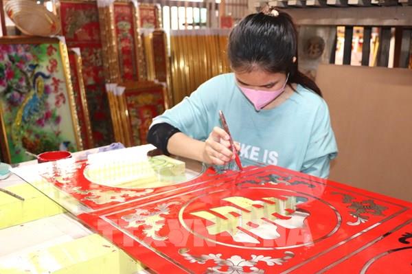 Nghề vẽ tranh trên kính ở huyện Chợ Mới (An Giang)