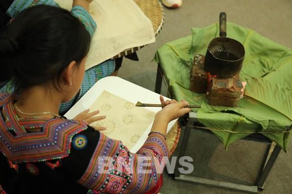 "Sáp ong - Sắc chàm" độc đáo kỹ thuật vẽ hoa văn sáp ong truyền thống