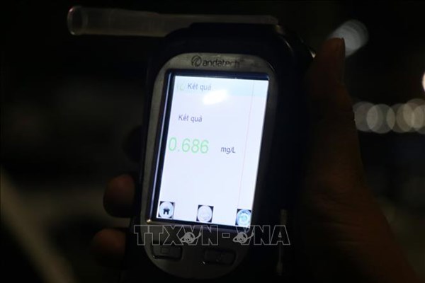 Người đàn ông xưng cán bộ Tòa án khi bị kiểm tra nồng độ cồn