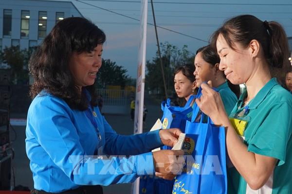 Đồng Tháp trao 8.400 phần quà Tết cho đoàn viên, người lao động