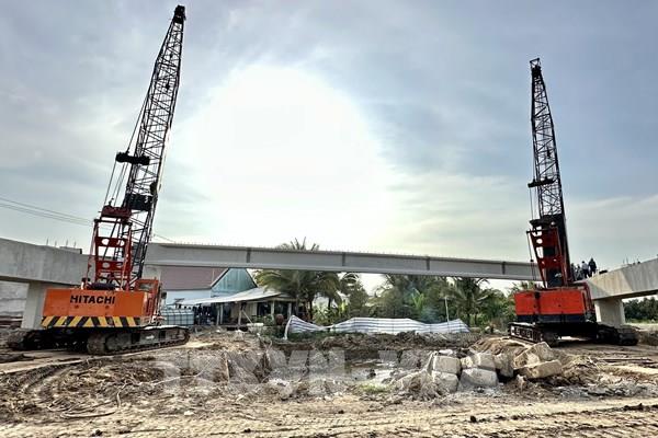 Lắp đặt dầm cầu đầu tiên trên tuyến cao tốc Châu Đốc - Cần Thơ - Sóc Trăng