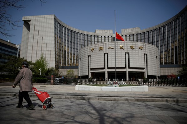 PBoC thận trọng, neo lãi suất giữa bão thuế